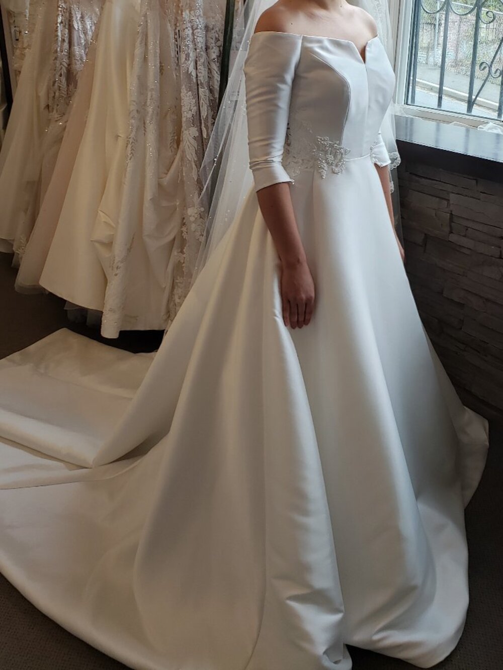 Pronovias Bridal White Off Shoulder 3/4 Sleeve Full Length Wedding Dress (US 6)